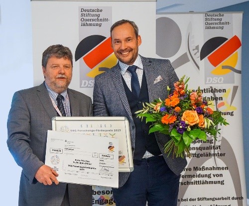 FoschungsFörderpreis:Preisträger, PD Dr. Dr. Björn Zörner (re.) PD Dr. Rainer Abel, DSQ (li)©Deutsche Stiftung Querschnittlähmung